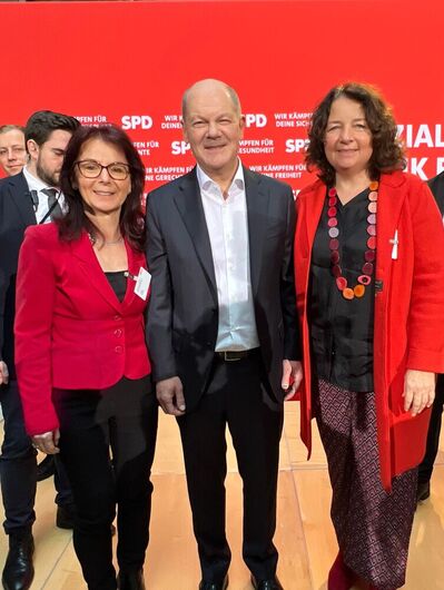 Bundestagskandidatin Anja König, Bundeskanzler Olaf Scholz und Ruth Müller, MdL